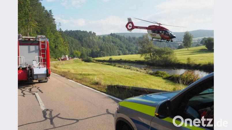 Ein Rettungshubschrauber brachte den verletzten Motorradfahrer am Freitagvormittag in Klinikum nach Amberg. Er war in der langgezogenen Rechtskurve zwischen Pfreimd und Stein beim Überholen eines anderen Motorrads ins Schleudern geraten und gestürzt. Bild: bl