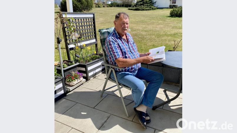 Oswald Schmidt auf seiner Terrasse: Der Vohenstraußer hat sich mit dem eigenen Buch einen Traum erfüllt. Bild: Eichl