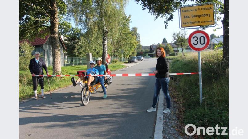 "Herzlich willkommen in Neukirchen zu St. Christoph" heißt Bürgermeisterin Marina Hirnet zusammen mit Altbürgermeister Albert Kick Tilman Jiménez Reichow und Malte Boßert (auf dem Tandem von rechts). Bild: pi