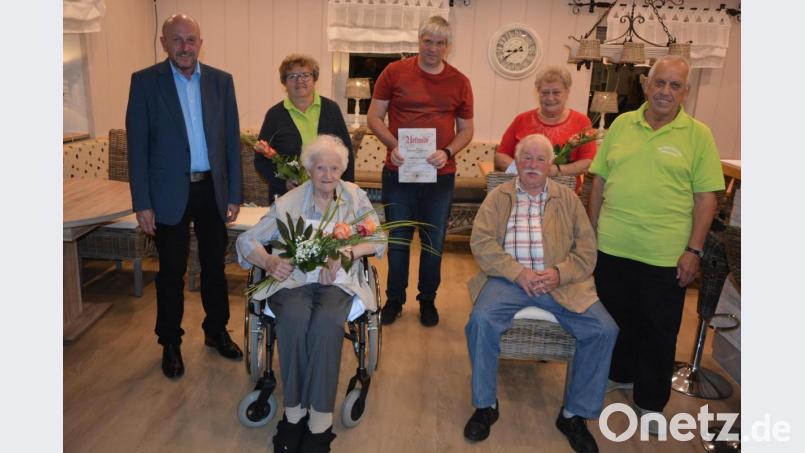 Jahrzehntelange Mitglieder ehrten die Wanderfreunde Mitterteich. Im Bild (vorne, von links) Hilde Stangl und Karl Bauer sowie (stehend, von rechts) Bernhard Thoma, Annemarie Härtl, Andreas Kunz, Vorsitzende Andrea Zinnecker und Stadtverbandsvorsitzender Peter Haibach. Bild: jr