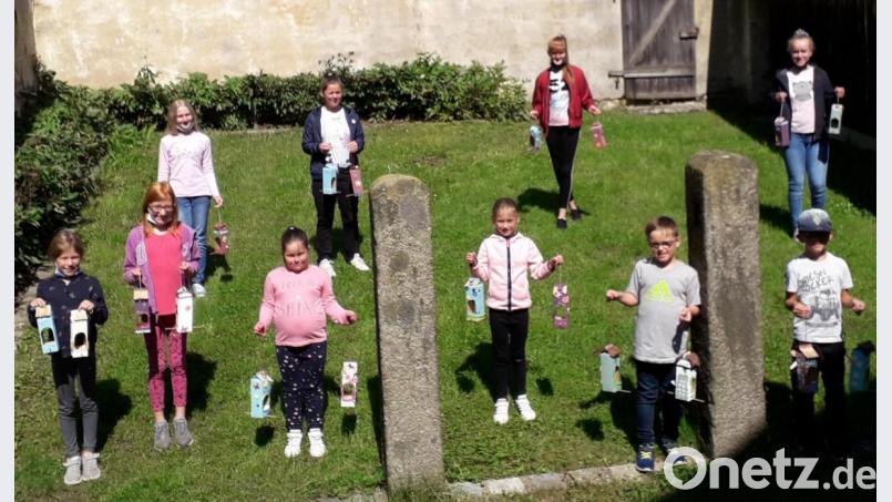 Stolz präsentierten die Kinder die gebastelten Werke. Bild: Frauenbund Münchenreuth/exb