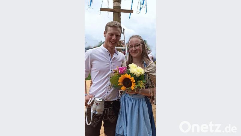 Beim Ende des Walzers hielten Petra Dotzler und Andreas Weiß den Strauß mit dem Kirwalos-Treffer in den Händen und wurden somit zum neuen Oberkirwapaar gekürt. Bild: sak