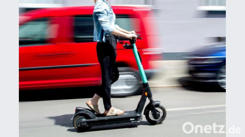 In Amberg kam es zu einer Kollision zwischen einem E-Scooter-Fahrer und einer Fußgängerin. Symbolbild: Hauke-Christian Dittrich