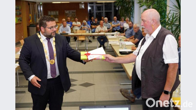 Der Gemeinderat verabschiedete am Donnerstag Peter Merkl. Er dankte ihm für über 25 Jahre Engagement als Bürgermeister und Gemeinderat. Amtierender Rathauschef Thomas Kaufmann (links) überreichte zur Erinnerung ein Abschiedsgeschenk. Bild: bkr