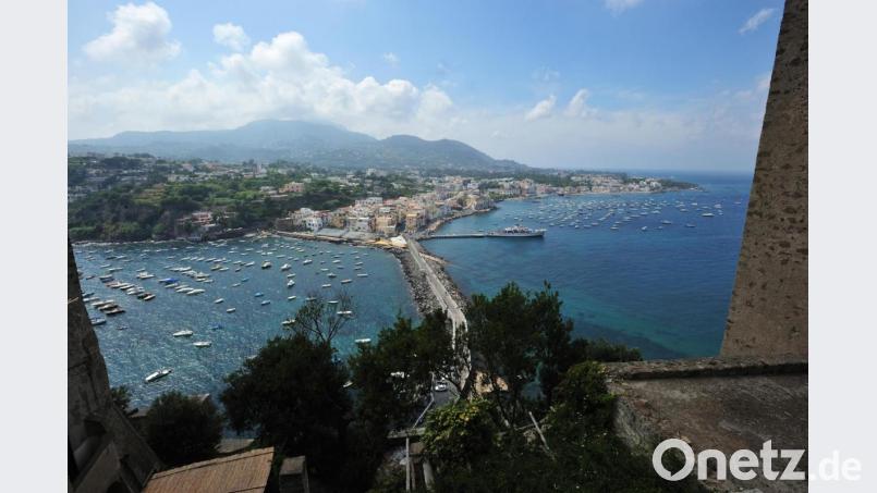 Blick über Ischia - die Insel im Golf von Neapel ist nur eines von vielen Zielen der Studienreisen, die die VHS Tirschenreuth anbietet. Bild: Gino Cianci/dpa