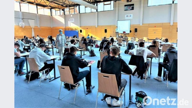 Die stellvertretende Schulleiterin, Christine Paschen, wünschte den Jugendlichen der künftigen Q 11 einen erfolgreichen Ferienkurs in Mathematik. Bild: lg