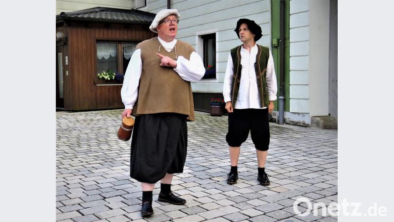 Warum Wiesau in Sachen Bier bis heute nicht gut auf Mitterteich zu sprechen ist, erzählen diese beiden Männer in der letzten Szene des historischen Spaziergangs. Schließlich soll es einmal einen handfesten &quot;Bierstreit&quot; gegeben haben. Bild: ubb