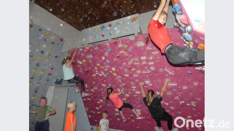 Auch Mädchen lockte das Bouldern auf der Bühne der Turnhalle. Bild: rn