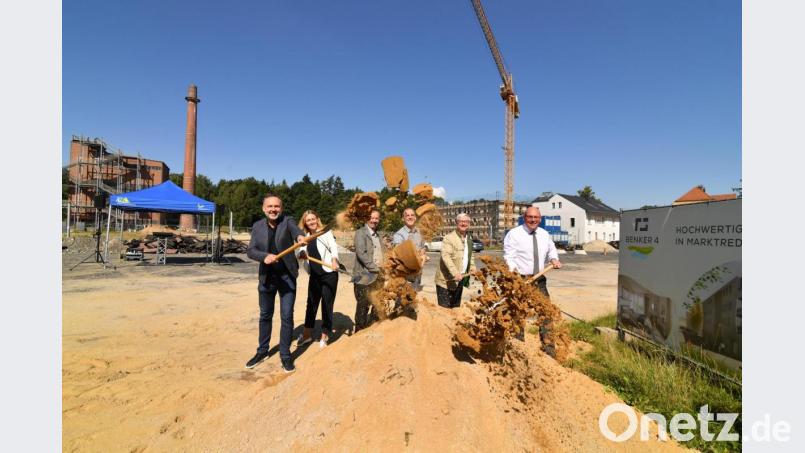 Spatenstich für ein ehrgeiziges Projekt (von links): die Architekten Peter und Lisa Kuchenreuther, Projektleiter Anton Faller, Bauleiter Manuel Murr, Bauherr und Investor Christian Bauer und Oberbürgermeister Oliver Weigel. Bild: Florian Miedl/fph