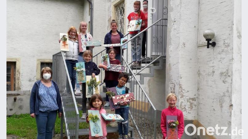 Stolz präsentierten die Kinder die gebastelten Werke. Bild: Frauenbund Münchenreuth/exb
