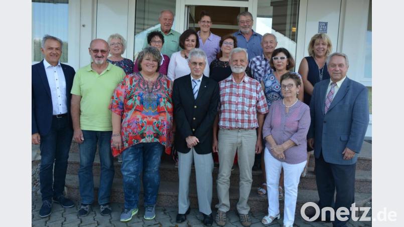 Mit dieser Mannschaft geht der Kreisverband des Arbeiterwohlfahrt die Zukunft an.In den kommenden vier Jahren tragen diese Frauen und Männer Verantwortung. Geführt wird der Kreisverband von Edwin Ulrich (erste Reihe, Vierter von links). Dem neuen Vorstandsteam gratulierten Bezirksvorsitzender Siegfried Depold (rechts), AWO-Kreisgeschäftsführerin Angelika Würner (Zweite von rechts) sowie Bürgermeister Roland Grillmeier (links). Bild: jr