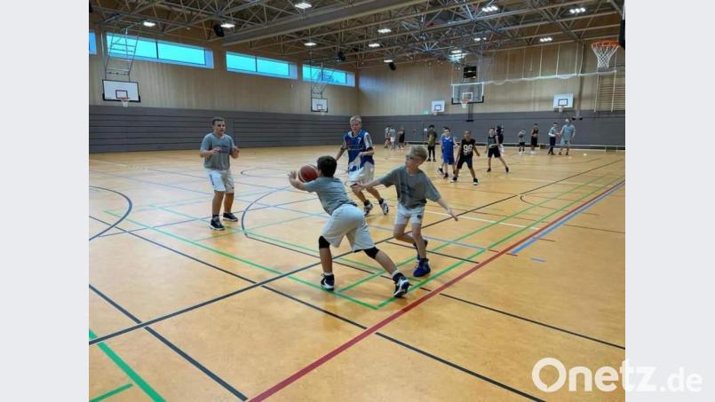 Die Kinder geben Vollgas beim Basketballcamp. Bild: Alina Hering /exb