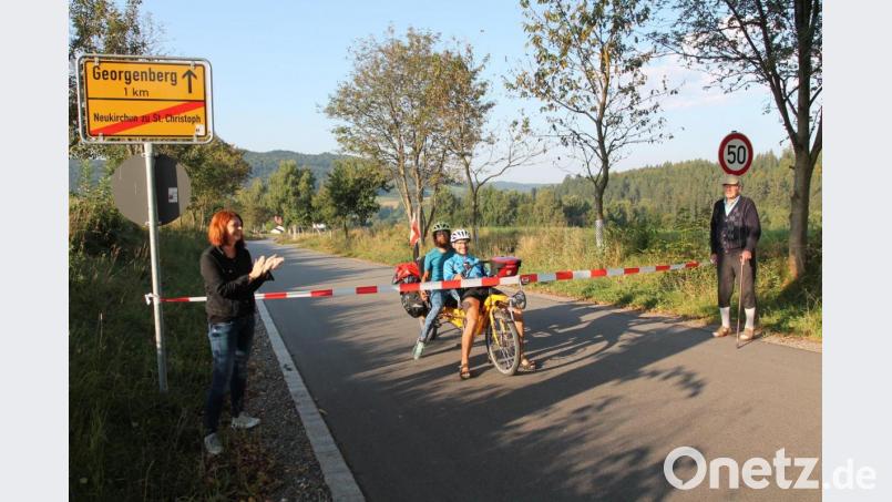 "Herzlich willkommen in Neukirchen zu St. Christoph" heißt Bürgermeistern Marina Hirnet zusammen mit Altbürgermeister Albert Kick Tilman Jiménez Reichow und Malte Boßert (auf dem Tandem von links). Bild: pi