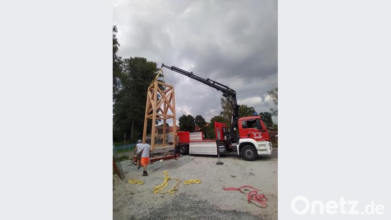 Mit einem Kranlastwagen setzten die Mitarbeiter des Bauhofes den neuen Glockenturm für Guttenthau auf sein Fundament. Bild: ak
