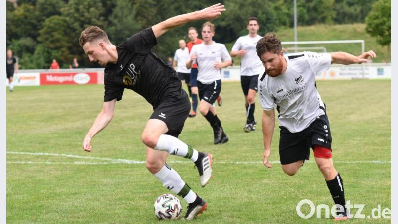 Noch ohne dreifachen Punktgewinn reist der FC Tirschenreuth zum Tabellennachbarn FC Rehau. Tore von Nico Stark (links, Szene aus der Partie gegen den FC Lorenzreuth) sollen für den ersten Saisonsieg sorgen. Archivbild: gb