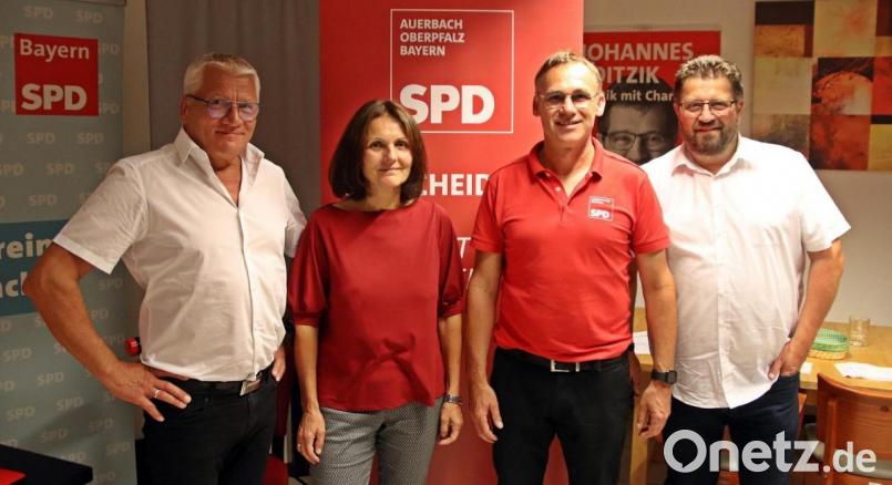 Das Führungstrio der Auerbacher SPD, (von links) die Stellvertreter Norbert Gradl und Barbara Bradl sowie Vorsitzender Peter Danninger, und Bundestags-Direktkanditat Johannes Foitzik. Bild: jma