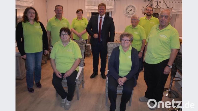 Neuwahlen standen bei den Mitterteicher Wanderfreunden an. Im Bild (sitzend, rechts) Vorsitzende Andrea Zinnecker und ihre Stellvertreterin Veronika Fischer sowie (stehend, von links) Yvonne Fischer, Franz Zinnecker, Maria Kunz, Bürgermeister Stefan Grillmeier, Marianne Zottmeier, Andreas Richtmann und Bernhard Thoma. Bild: jr