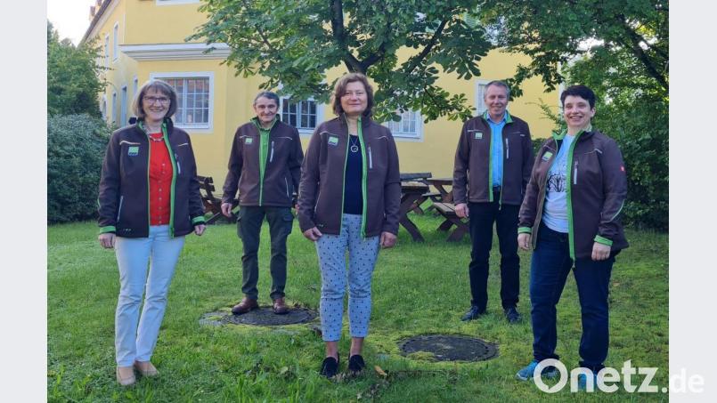 Staatsgut-Leiter Helmut Konrad ((Zweiter von rechts) ehrt seine vier Mitarbeiter (von links) Christine Bauer, Wolfgang Schmidt, Silvia Stahl und Kerstin Bauer. Bild: Tanja Seebauer (BaySG Almesbach)/exb