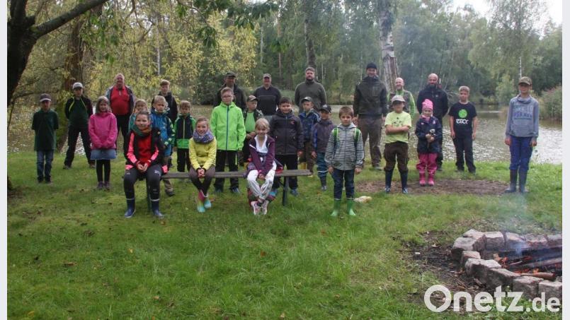 Betreut wurden die Kinder am Schönhaider Troiteich vom Vorsitzenden des Fischereivereins Wiesau, Daniel Hechtl (Dritter von rechts) und einigen erfahrenen Fischereivereinsmitgliedern, die auch das vereinseigene Gewässer vorstellten. Bild: wro