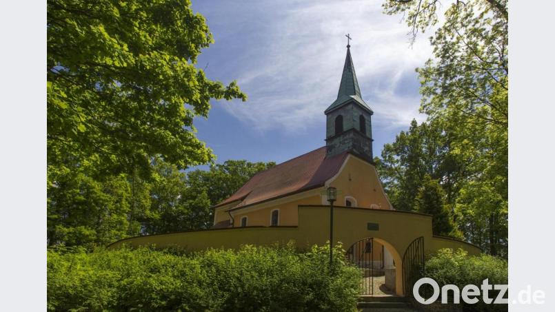 Die Nikolauskirche liegt idyllisch auf dem Kirchenhügel von Etzenricht. Bild:  Stefan Gruber/exb