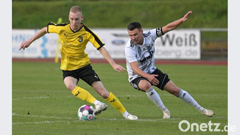 Wenn nicht jetzt, wann dann? Der FC Amberg (links Marco Helleder) hofft im Kellerduell beim Tabellenletzten TS Bad Abbach auf seinen zweiten Saisonsieg. Archivbild: ref