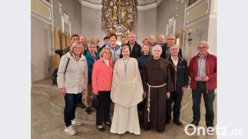 Abwechslungsreiche Tage verbrachte der Kolpingkreis in Waldsassen. Dabei fand auch eine Begegnung mit Äbtistin Laetitia Fech (Dritte von links) statt. Bild: hm