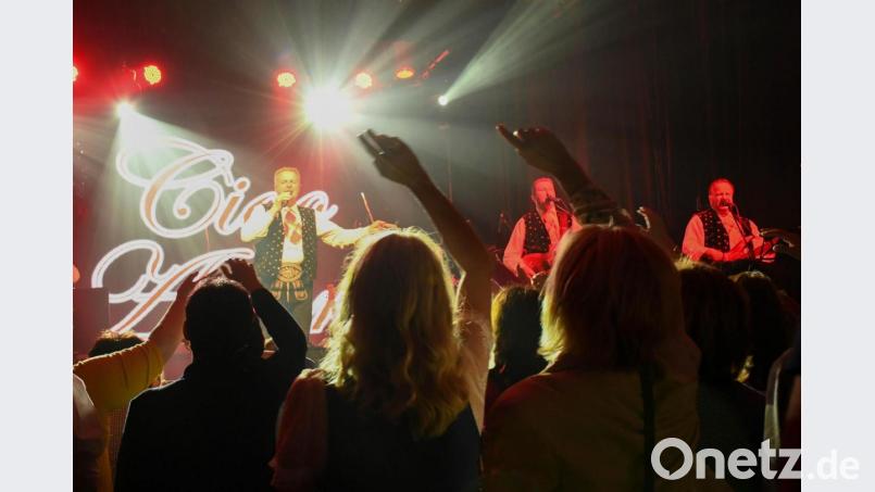 Unter den rock gefasst