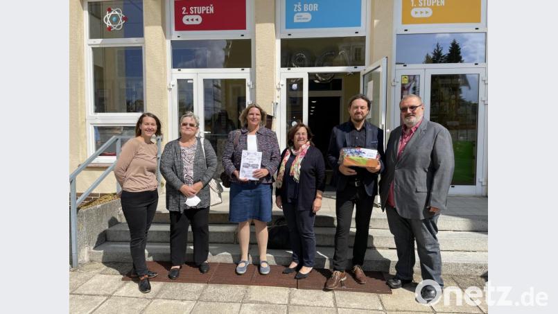 Dolmetscherin und Koordinatorin Anna Sudova (von links), ehemalige Konrektorin und Dolmetscherin Maria Zemanova, Kordinatorin Silke Forster, Konrektorin Christa Walbrunn, MGR Daniel Koblen und Rektor Gerhard Steiner feiern die Partnerschaft. Bild: stn