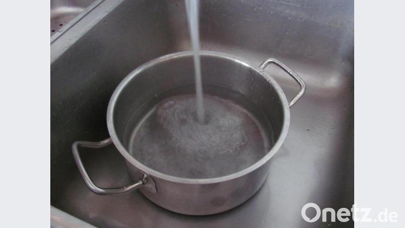 Erst in den Topf, dann in den Mund: In den Ortsteilen Holzhammer und Neuersdorf der Stadt Schnaittenbach muss das Wasser vor dem Verwenden abgekocht werden. In einer Probe wurden Bakterien festgestellt. Bild: sei