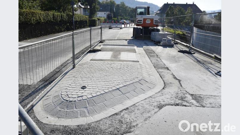 Die neu errichtete Verkehrsinsel dient künftig Fußgängern auf Höhe der St.-Anna-Apotheke als Querungshilfe über die B14. Bild: Petra Hartl