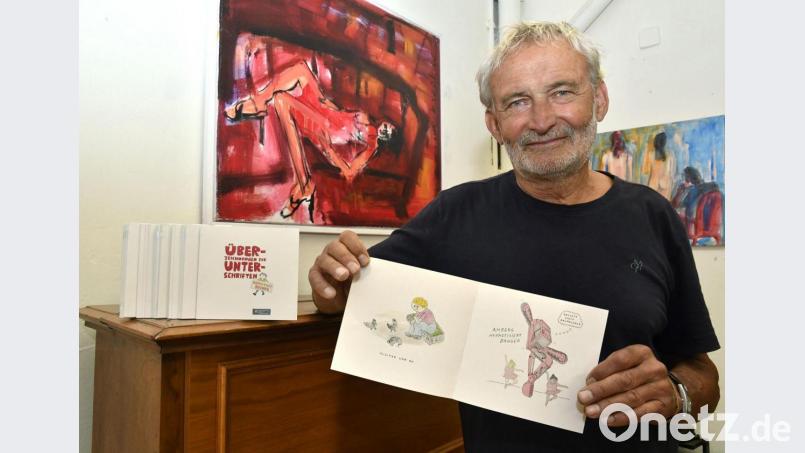 Achim Hüttner, Vorsitzender der IG menschengerechte Stadt, präsentiert das kleine Heftchen zum Bürgerentscheid am Wahlsonntag, 26. September. Bild: Petra Hartl