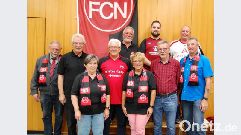 Mit dem neu gewählten Vorstand hofft der FCN-Fanclub Irchenrieth trotz Pandemiebeschränkungen in der kommenden Zeit mit mehr Aktivitäten das Vereinsleben wieder beleben zu können. Das Führungsteam unter Leitung von Josef Ram (Vierter von links) ist voller Hoffnung und Tatendrang. Bild: grm