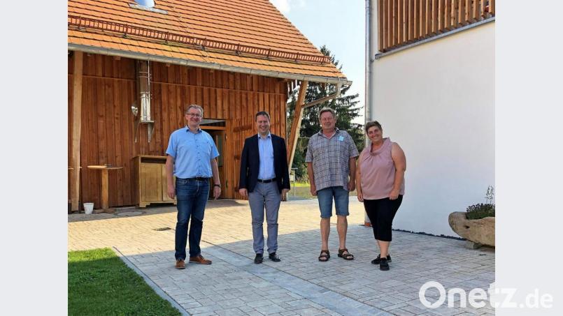 Bürgermeister Franz Grabinger (links), Franz Geiger (Zweiter von rechts) und Diana Kraus führten den Regierungsvizepräsidenten Florian Luderschmid (Zweiter von links) durch den Schlossbauernhof in Altfalter. Bild: Tobias Reitmeier/exb