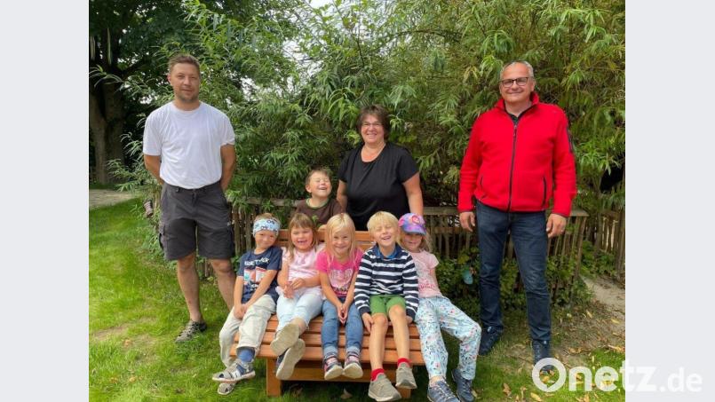 Die Kinder nahmen die Liegebank gleich in Beschlag. Mit ihnen freuten sich Christian Schmucker, Kindergartenleiterin Sabine Schinner und Bürgermeister Hubert Kraus (stehend von links). Bild: twg