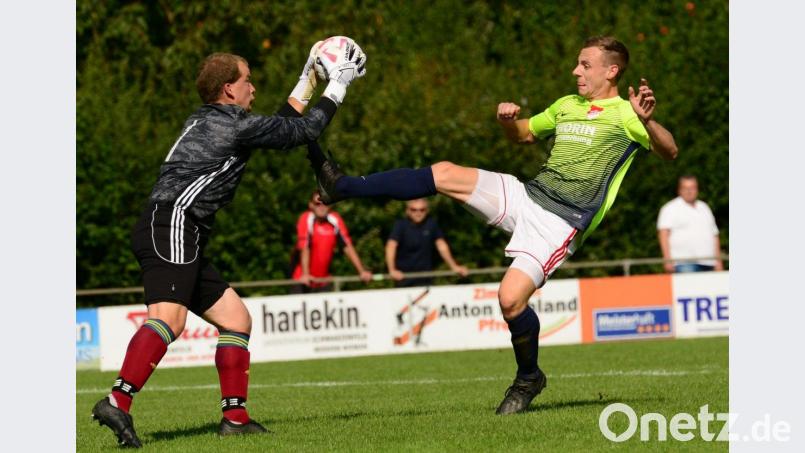 Grafenwöhrs Torwart René Wächter (links) ist in dieser Szene schneller als der Pfreimder Maximilian Herzog. Das Spitzenspiel zwischen der SpVgg Pfreimd und der SV Grafenwöhr endete 2:2. Bild: ham