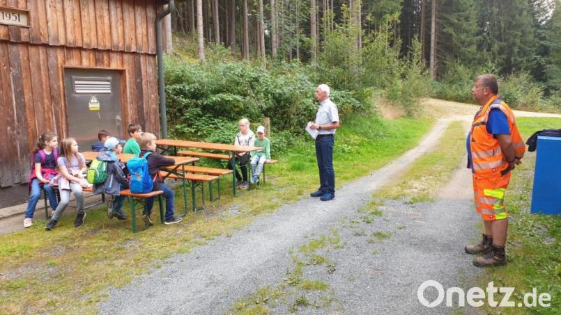 Mit viel Eifer informierten sich die Kinder vor dem 1951 errichteten Brunnenhaus über die Trinkwasseranlage Neusorg. Wasserwart Norbert Schwarz (von rechts) und Neusorgs Bürgermeister Peter König brachten ihnen wissenswerte Eckdaten näher. Bild: öt