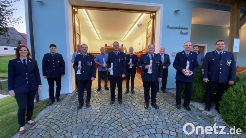 In der Jahreshauptversammlung der Feuerwehr Rosall wurden langjährige Mitglieder geehrt. Im Bild (von links): Vorsitzende Sandra Müller, Zweiter Vorsitzender Jürgen Hopf, Rudolf Beer (50 Jahre), Werner Schmelzer (40), Rupert Beer (50), Ludwig Bauer (40), Martin Weiß (40), Thomas Müller (40), Zweiter Bürgermeister Peter Gold, Michael Schnurrer (40), Stadtrat Hans Zölch, Kommandant Martin Mark. Bild: Simon Schmidkonz/exb
