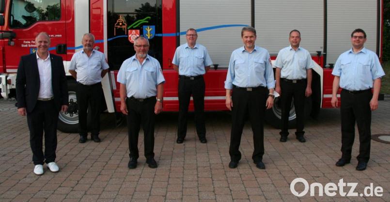 Stefan Reindl (Dritter von rechts) verließ die Dienstversammlung der Feuerwehr Schnaittenbach als frisch ernannter Brandmeister und neu gewählter stellvertretender Kommandant. Ihm gratulierten (von links) Bürgermeister Marcus Eichenmüller, Kreisbrandrat Fredi Weiß, der bisherige Kommandanten-Vize Karl Hottner, Kreisbrandinspektor Martin Schmid sowie Kreisbrandmeister Marco Weiß und Kommandant Michael Werner. Bild: wfw