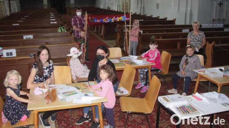 Unterstützt wurde Ewald Oppl (hinten links) von Julia Oppl, Katrin Thoma und Monika Oppl. Zudem wirkten Christine Hausknecht und Claus Korb beim Ferienprogramm in der Kirche mit. Bild: wro