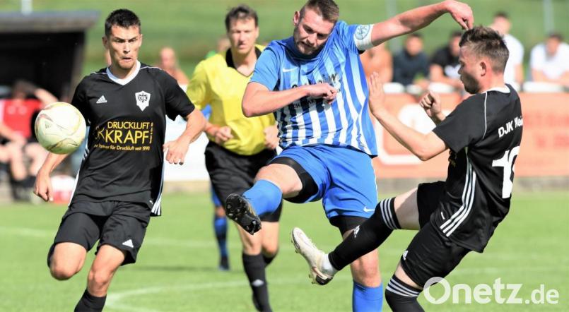 Tremmersdorfs Kapitän und Doppel-Torschütze Patrick Dittner (Mitte) spielt den Ball vor Niklas Aha (rechts, DJK Weiden). Der FC entschied das Spitzenspiel der Kreisliga Nord mit 3:1 für sich. Bild: Büttner, Gerhard
