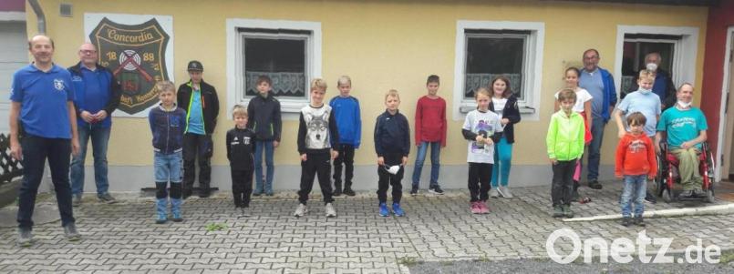 Die Teilnehmer des Modernen Fünfkampfs zusammen mit dem Schützen-Vorsitzenden Martin Dietz (Zweiter von links) und dessen Helferteam. Bild: Max Bindl/exb