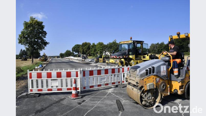 Die letzten Arbeiten laufen auf Hochtouren: Der Streckenabschnitt der B14 zwischen Sulzbach und Kauerhof wird zum Schulbeginn wieder geöffnet. Bild: Petra Hartl