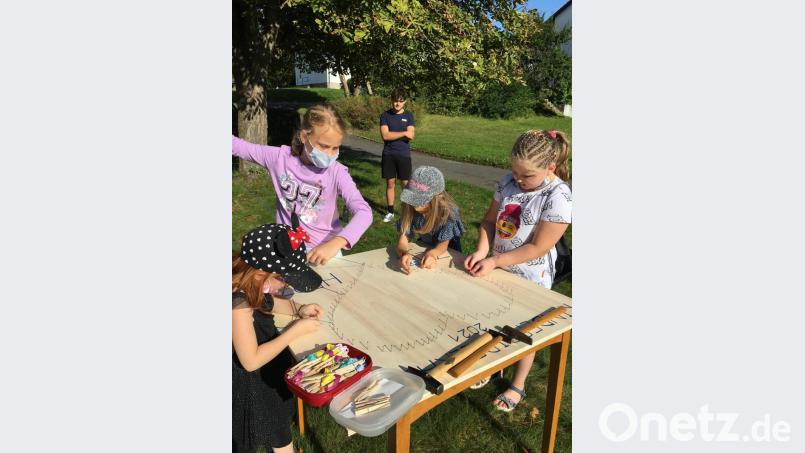 Bei der Kinderbibelrallye der evangelischen Gemeinde gestalteten die Teilnehmer mit Nägel und Faden ein großes Herz. Bild: krb