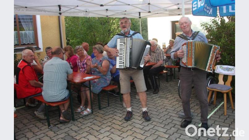 Für Musik und Stimmung an der Freifläche des Feuerwehrhauses sorgten Bernhard Bienert aus Trevesen und Karl-Heinz Wegmann aus Weihermühle (von links). Bild: wro