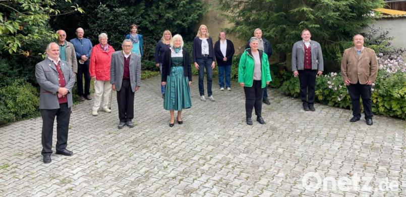 Die geehrten Geburtstagsjubilare beim Ständchen-Marathon mit Chefdirigent Gerhard Böller links und Blasmusik-Vorsitzenden Simon Lösch (2.v. r.) sowie Bürgermeister Peter Dotzler (rechts) Bild: swo