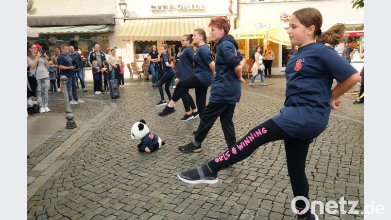 Auch diese Überraschung ist gelungen: Am Samstag gab es Schubidu-Einlagen in der Altstadt. Bild: Stephan Huber