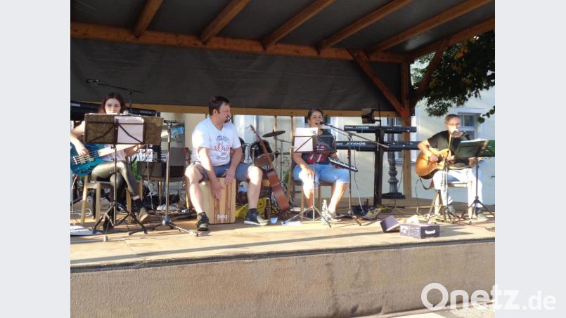 Susi, Siggi, Johanna und Hutzi (von links) begeisterten die Zuhörer bei ihrem Konzert auf dem Marktplatz. Bild: amö