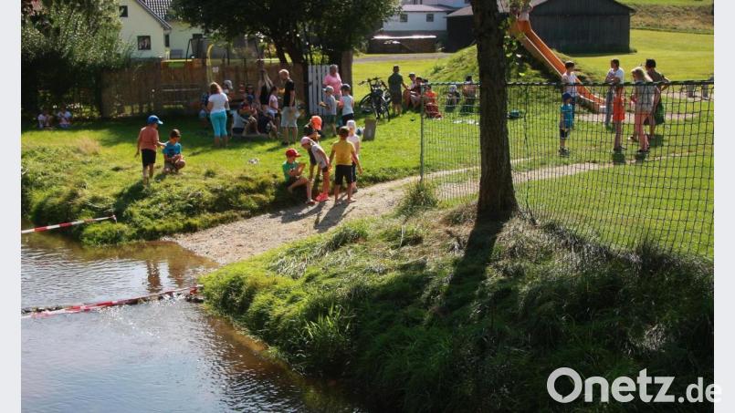 &quot;Fahrerlager&quot; war an der Droht-Brücke. Dort wurden die Startnummern ausgegeben und die Entchen für den Wettkampf vorbereitet. Bild: wro