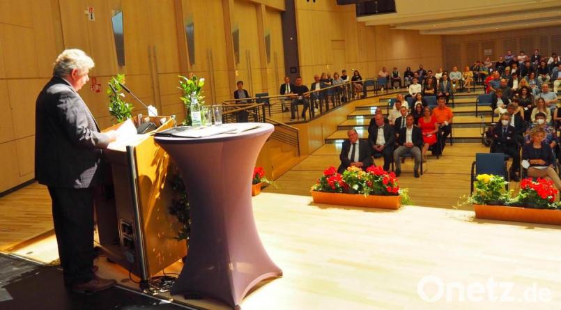 Kreishandwerksmeister Erich Sperber sprach erstmals die Freisprechungsformel. Bild: Bühner