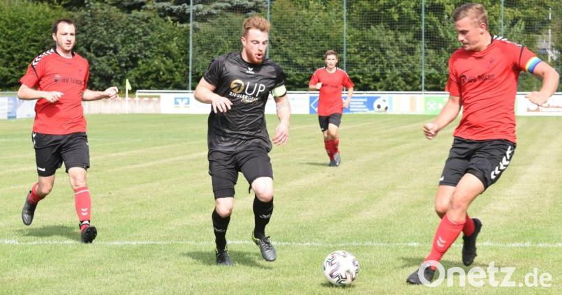 Kapitän Bastian Popp (Mitte, Szene aus dem Heimspiel gegen die SpVgg Oberkotzau) und der FC Tirschenreuth gingen beim 0:2 gegen den FC Rehau leer aus. Archivbild: gb